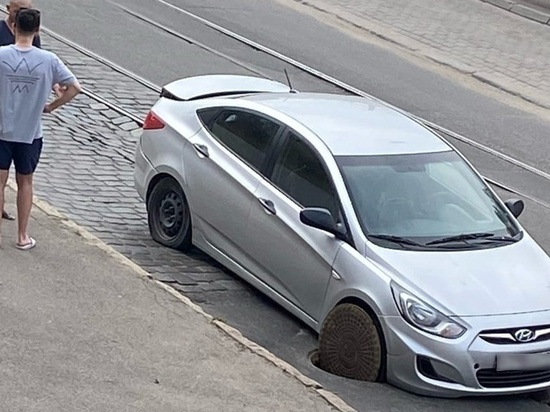 В Калининграде Hyundai провалился колесом в люк