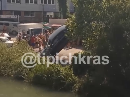  В Архипо-Осиповке женщина на иномарке вылетела в реку