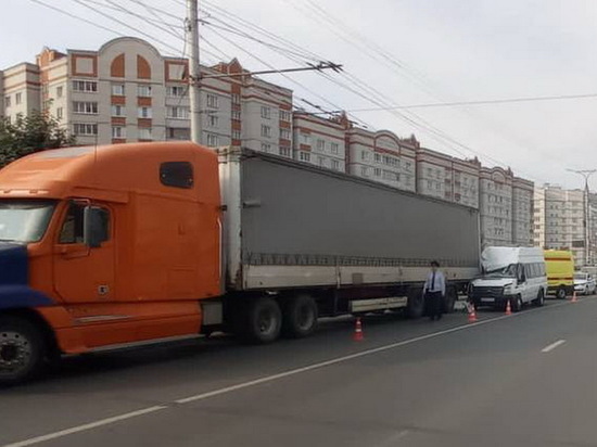 Солнце и неправильная парковка стали причиной аварии с микроавтобусом в Чебоксарах