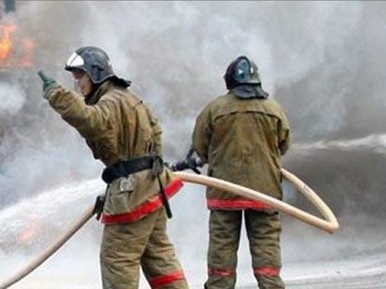 В Орле женщина оказалась заблокирована в горящей квартире
