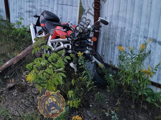 На Косой Горе 32-летняя мотоциклистка врезалась в забор