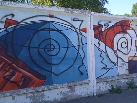 В Кирове испортили граффити на улице Спасской, посвященное Дню Победы