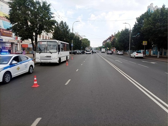 В Орле из маршрутки на дорогу выпала женщина