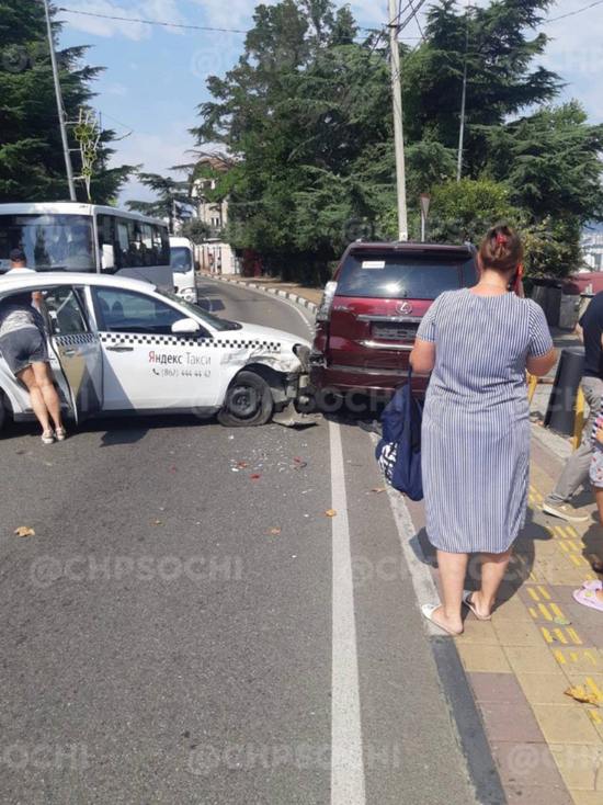 В ДТП в Сочи постарадал пассажир иномарки