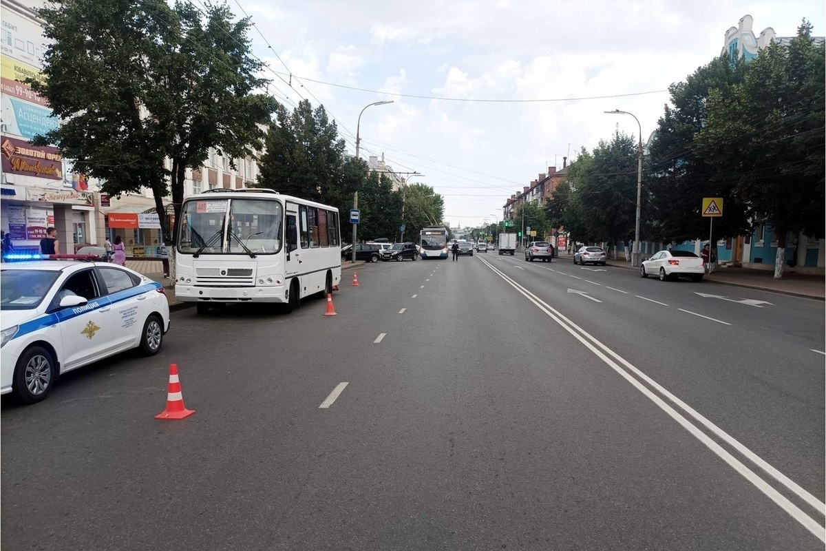 Выпадение орла. Остановка Родина Орел. Перекрёсток авария в Орле. Дорожное движение автобус.