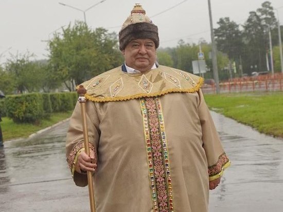 Мэр Саянска пришел на День города в костюме царя и возмутил народ