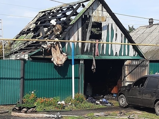 В Курской области сгорели гараж и автомобиль внутри него