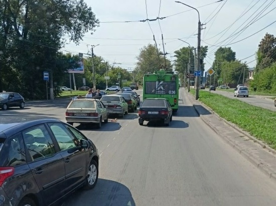 В Курске «паровозик» из машин на Кулакова вызвал огромную пробку