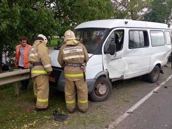 Под Курском в ДТП с микроавтобусом и легковушкой пострадали три человека