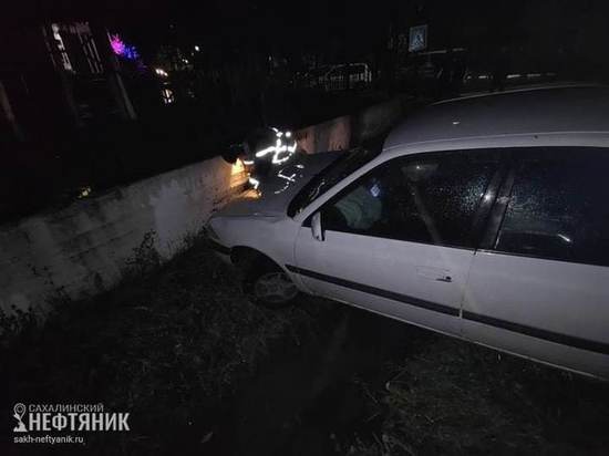 Водитель Toyota Carina въехал в бетонное ограждение на севере Сахалина