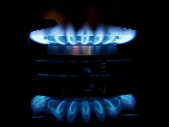 Надбавка на действующие цены на газ составит 2,419 цента за киловатт-час. «Газовый налог» (Gasumlage) будет взиматься с октября. Для жителей страны это означает  дополнительные расходы. Будет ли данное дополнительное отчисление облагаться НДС  - пока не решено.
С осени жители страны, потребляющие газ, будут вынуждены выплачивать  значительные дополнительные расходы. Налог вводится с 1 октября, однако платить его придется, скорее всего, несколько позжe. Новости Германии на русском