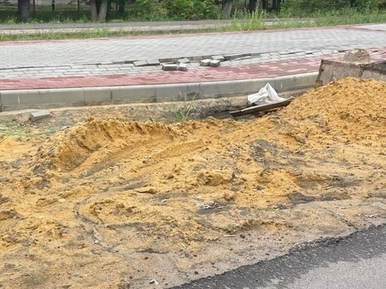 На Карачевском шоссе в Орле рассыпалась пешеходная дорожка