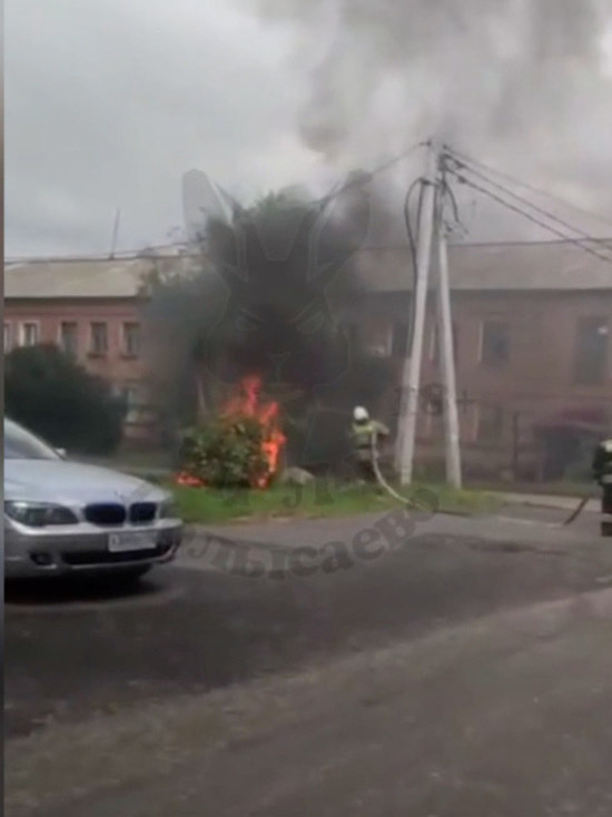 Припаркованный автомобиль неожиданно загорелся во дворе кузбасского города