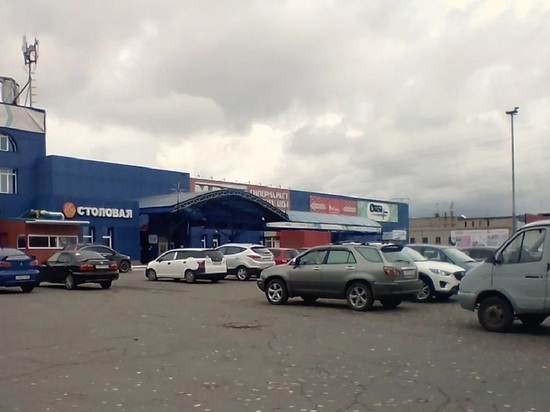 В барнаульском ТЦ рухнула стена и кровля