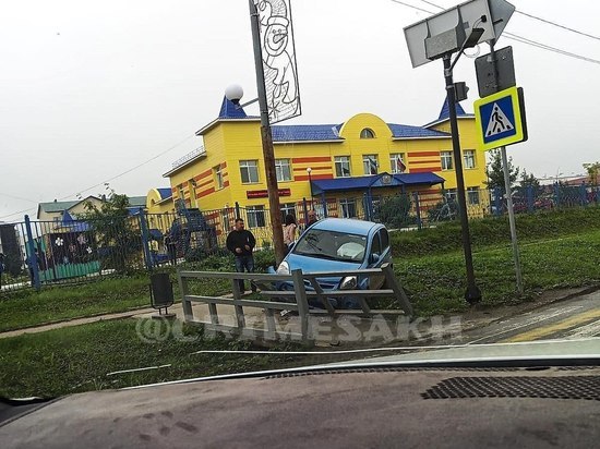 Водитель Toyota Passo снес поручни моста возле детского сада на Сахалине