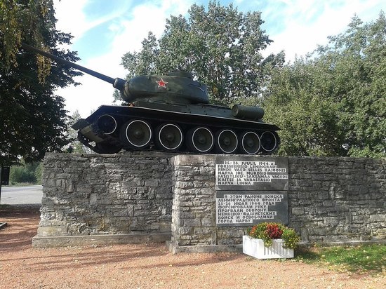 Власти Эстонии приступили к переносу танка-памятника Т-34 из Нарвы