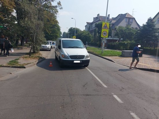 В Калининграде Mercedes сбил десятилетнюю девочку, перебегавшую дорогу не по переходу