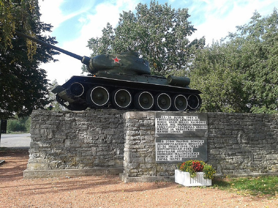В Нарве демонтировали памятник Т-34