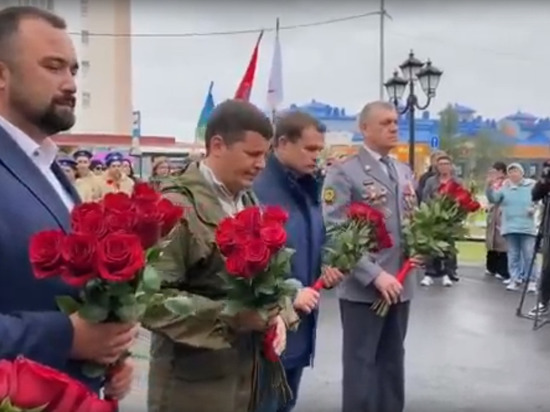 Глава Ямала возложил цветы к памятнику защитникам Донбасса в Надыме