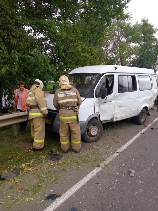В Курской области в ДТП с микроавтобусом «Газель» ранены водитель и трое парней