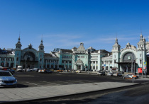 Досадная неприятность произошла на днях с недавно отреставрированным памятником Максиму Горькому, который стоит на площади у Белорусского вокзала