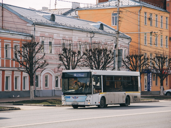 На Михайловском шоссе в Рязани 84-летняя пассажирка упала в салоне автобуса