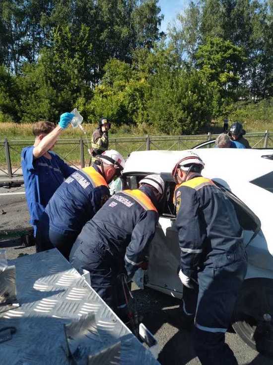 В Пензе спасатели вытащили из машины водителя, попавшего в ДТП