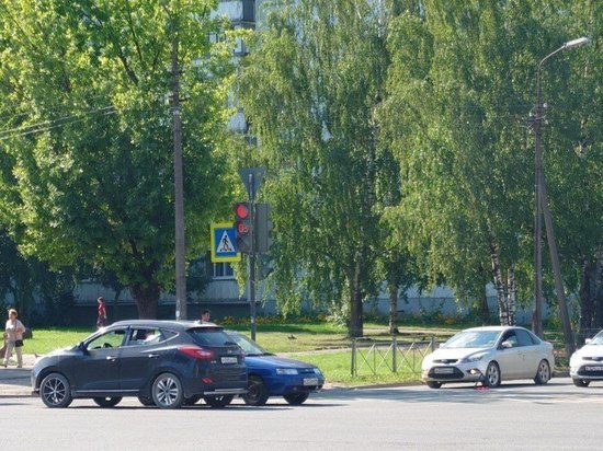 Два автомобиля столкнулись на перекрестке улиц Труда и Звездной в Пскове