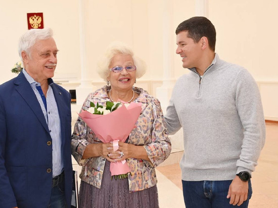 Губернатор поздравил семью из Надыма с 50-летием совместной жизни денежным сертификатом