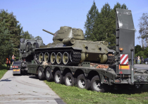 В эстонской Нарве демонтирован очередной советский памятник - танк-Т-34, установленный на въезде в город