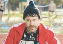В третьем сезоне сериала «Дылды» герой Павла Деревянко, тренер Ковалев, еще глубже погружается в дремучий сексизм