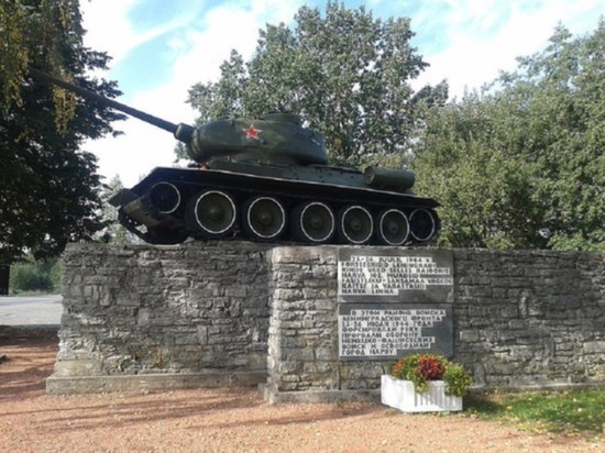 В посольстве РФ прокомментировали демонтаж памятника-танка Т-34 в Нарве