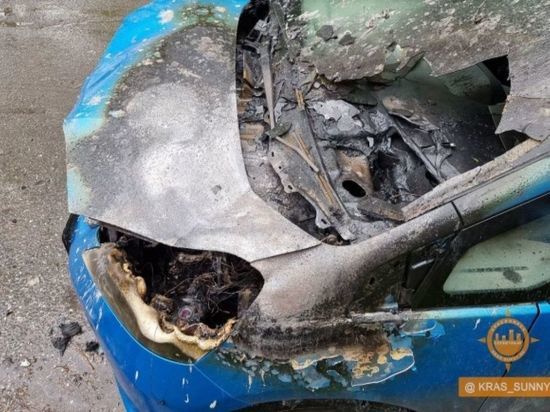 В Солнечном сгорел автомобиль из-за короткого замыкания
