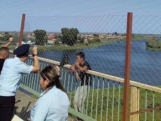 Астраханец пытался покончить жизнью , спрыгнув с моста через реку Белый Ильмень