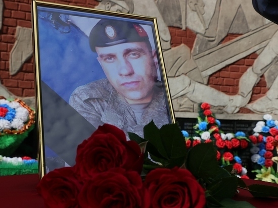 На Алтае матери погибшего солдата передали звезду Героя России
