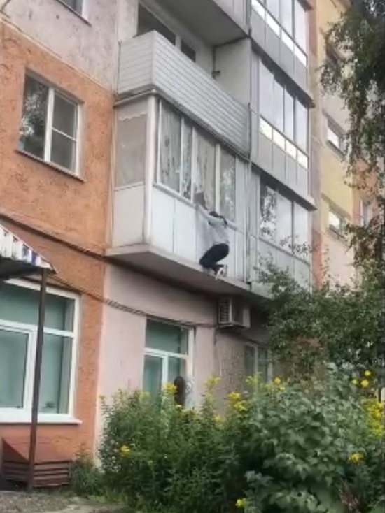 Прыжок девочки с балкона в Кузбассе сняли на камеру очевидцы