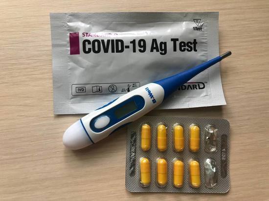 Головная боль, насморк, бессонница и потливость: врач перечислил симптомы нового штамма COVID-19