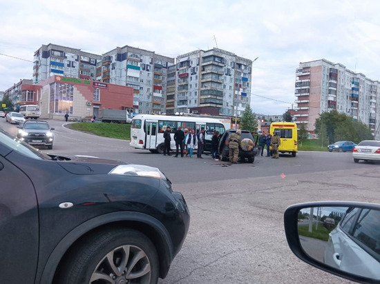 В кузбасском городе произошло ДТП с участием автобуса и иномарки