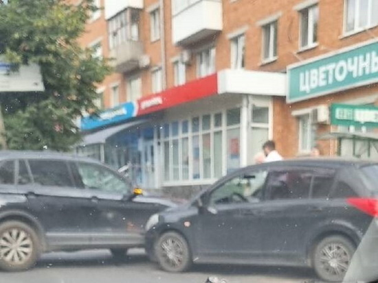 В центре Брянска столкнулись две машины