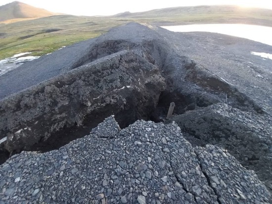 Разрушенную дамбу водозабора в Тикси оперативно укрепляют