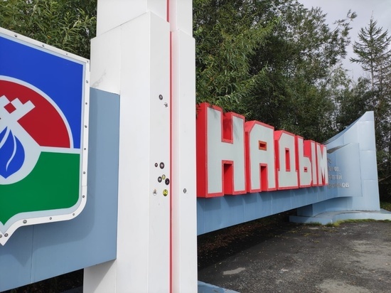 Дань традициям: приезжие байкеры облепили стелу Надыма наклейками и возмутили ямальцев