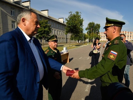 Губернатор Ленобласти вручил награды военным в Каменке