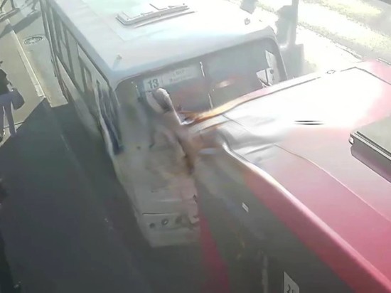 В Ярославле пассажирский автобус на остановке протаранил другой автобус