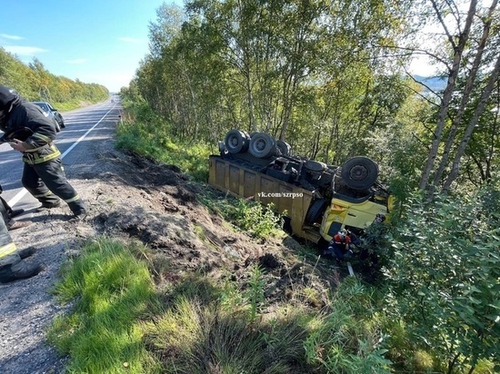Водитель самосвала, обгонявший автомобиль на дороге Кола – Лотта, угодил в кювет