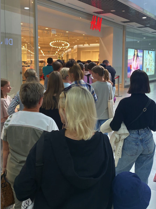 В Челябинске начали продавать места в очереди в H&M