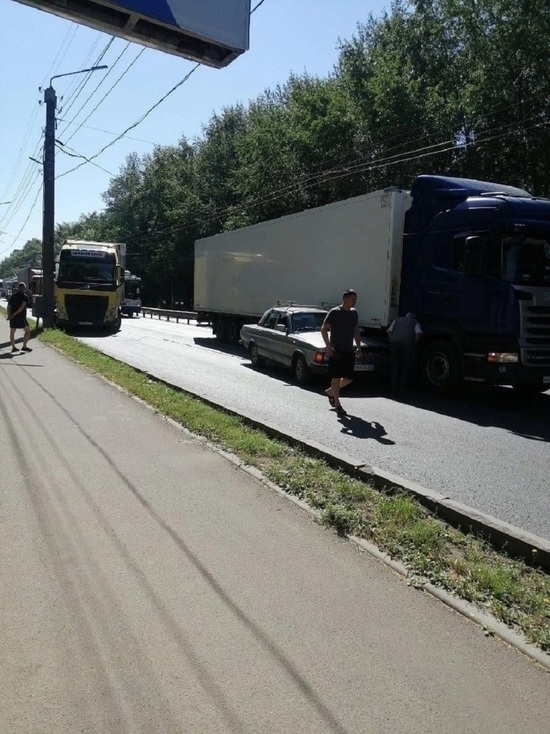 В Кирове из-за аварии образовалась огромная пробка на ул. Производственной