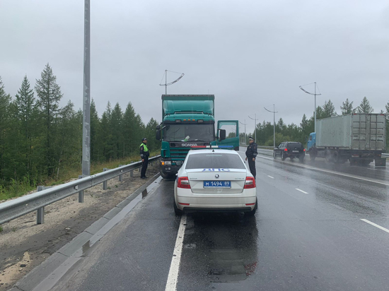 В Новом Уренгое пьяный водитель устроил ДТП, удрал от полиции и заперся в грузовике