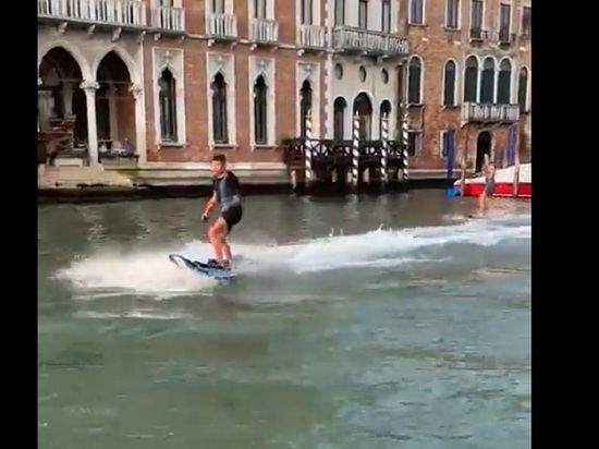 В Венеции начали охоту за «идиотами» на мотодосках для серфинга