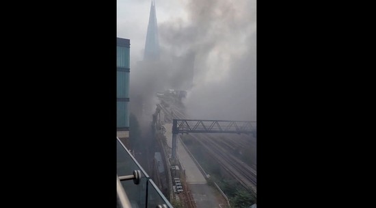 Пожар вспыхнул на Лондонском мосту: массовая эвакуация и клубы дыма