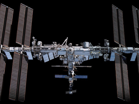 Космонавт Артемьев срочно возвращается на МКС из открытого космоса: проблемы с аккумулятором